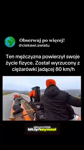 Kaskaderski wyczyn, który wygląda, jakby przeczył prawom grawitacji, jest w rzeczywistości podręcznikowym przykładem **prędkości względnej i względności Galileusza**, wykonanym przez profesjonalną ekipę kaskaderską **DD Squad**. Zasada jest prosta: prędkość zawsze mierzymy względem określonego układu odniesienia. W tym pokazie: * Ciężarówka porusza się do przodu z prędkością **80 km/h względem drogi**. * Platforma wyrzuca kaskadera do tyłu z prędkością **80 km/h względem ciężarówki**. * Końcowa prędkość kaskadera względem ziemi jest sumą tych dwóch prędkości. Korzystając z równania: **Prędkość osoby względem ziemi = prędkość osoby względem ciężarówki + prędkość ciężarówki względem ziemi** Po podstawieniu: **−80 km/h + 80 km/h = 0 km/h** Oznacza to, że kaskader ma **zerową prędkość poziomą względem ziemi**. Gdy opuszcza platformę, grawitacja staje się dominującą siłą, przez co spada niemal pionowo w dół, zamiast kontynuować ruch razem z ciężarówką. Precyzja wykonania tego wyczynu sprawia, że wygląda on tak przekonująco. **DD Squad** dokładnie dopasowała prędkość ciężarówki do prędkości wyrzutu, dzięki czemu ruch poziomy niemal idealnie się zniósł. Gdyby ciężarówka poruszała się z prędkością **85 km/h**, a wyrzutnik nadał kaskaderowi prędkość zaledwie **80 km/h wstecz**, kaskader nadal poruszałby się do przodu z prędkością **5 km/h** przed lądowaniem. **Autor/wykonawca: DD Squad.** **Zastrzeżenie dotyczące praw autorskich:** Materiał został stworzony w celach edukacyjnych, informacyjnych i komentatorskich. Nie ma na celu naruszania praw autorskich. Wszelkie prawa należą do ich właścicieli.