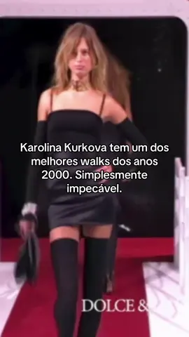Karolina Kurkova tem um dos melhores walks dos anos 2000. Simplesmente impecável. #karolinakurkova #SuperModel #catwalk #fashiontiktok #highfashion 