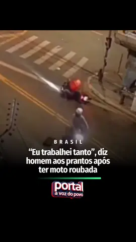 🚨🚨Uma imagem capturada por câmeras de segurança em uma rodovia mostram o momento em que um trabalhador retornava do seu local de trabalho e foi abordado por uma dupla em uma motocicleta onde um deles anuncia o assalto e subtrai sua motocicleta. O homem ao perceber que estava perdendo o seu bem, se desesperou e foi aos prantos, em tom de revolta e indignação, ele chegou a gritar 