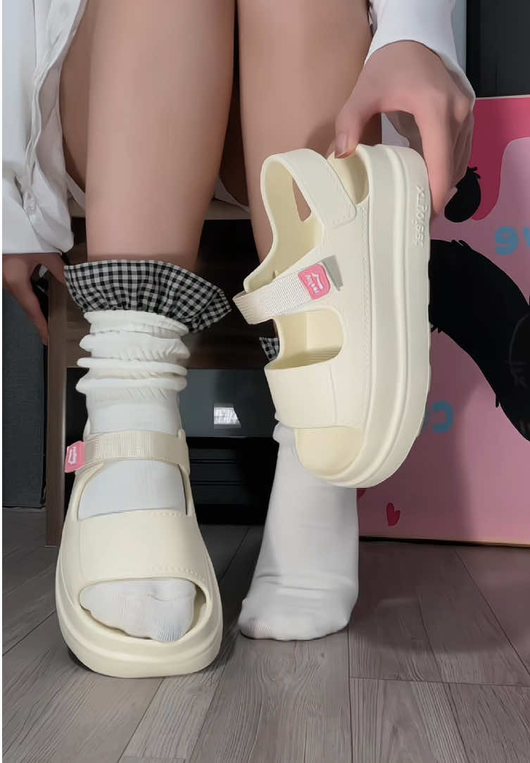 Dép sandal đi học