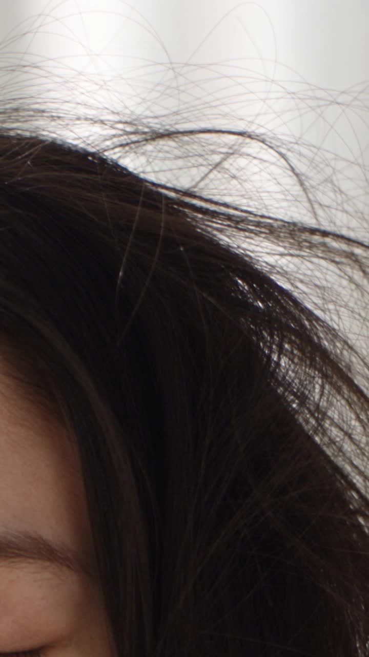冷ミストストレートアイロン ヘアアイロン 冷ミスト保湿ケア 3段階温度調節 赤光加熱 ミスト水分補給 ホームサロン用 取り外し可能コーム ストレート&カール対応 TikTok Shop限定 