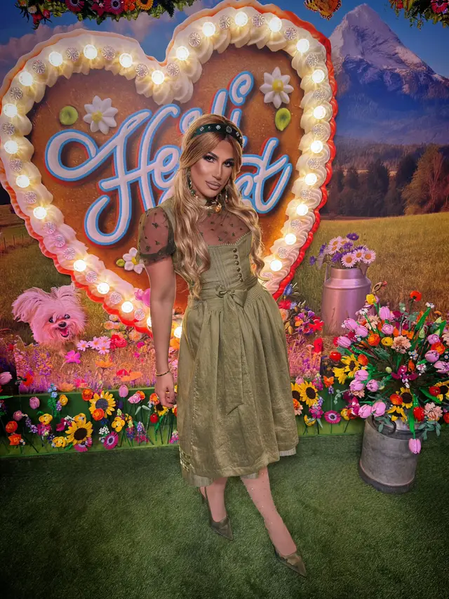 Werbung | Was für ein Abend! 🥨🍻❤️ Liebe @heidi klum, ich möchte einfach von Herzen DANKE sagen! Danke, dass ich auch in diesem Jahr wieder Teil deines wundervollen HeidiFests 2026 sein durfte & dieses Mal sogar als Co-Host und Co-Moderator. Für mich war das eine riesengroße Ehre und ein Moment, den ich so schnell nicht vergessen werde. ✨ Nach all den Jahren bedeutet mir unsere Freundschaft unglaublich viel. Danke, dass du immer wieder an mich glaubst, mir eine Plattform gibst, mich zu zeigen, und mich an so besonderen Momenten teilhaben lässt. Das ist alles andere als selbstverständlich und dafür bin ich dir wirklich von Herzen dankbar. ❤️ Und jetzt, wo ich meinen ersten Moderationsjob bei @RTL haken kann, fehlt auf meiner RTL-Bucketlist eigentlich nur noch eins: @Let's Dance @seapointproductions 💃🕺 Also… call me! 📞 Ich warte tatsächlich schon seit 7 Jahren auf meine Teilnahme! 😂 Ein riesiges Dankeschön auch an @Krüger für unsere wunderschöne Tracht! Mein Dirndl samt Dirndlbluse und die tolle Trachtenweste für meinen Partner waren einfach perfekt. Wir haben uns beide unglaublich wohlgefühlt und so viele liebe Komplimente bekommen. 🥰 Danke, dass ihr uns so wunderschön für diesen besonderen Abend ausgestattet habt! Auch bedanken wir uns an das wundervolle Team vom @boldhotels, dass wir auch in diesem Jahr wieder bei euch unterkommen durften. ❤️ Vielen Dank für das tolle Zimmer, das schöne Frühstück und eure herzliche Gastfreundschaft. Wir haben uns wieder rundum wohlgefühlt! Ein HeidiFest, das definitiv in Erinnerung bleibt. 🥨🍻✨ Danke für alles, liebe Heidi! ❤️ #heidifest #oktoberfest #münchen #dragqueen #moderation