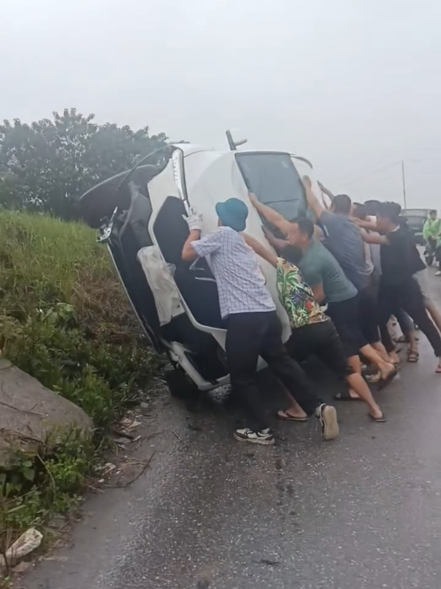 đẩy giúp bác tài#oto #laixe #hoclaixe #videoviral #xehoi 