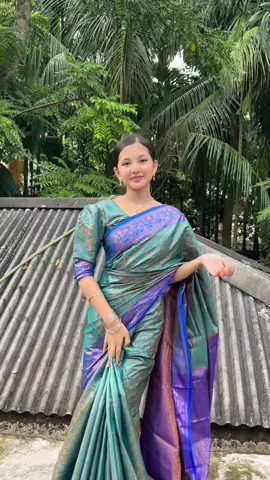 শাড়ি:@Urban saree house 