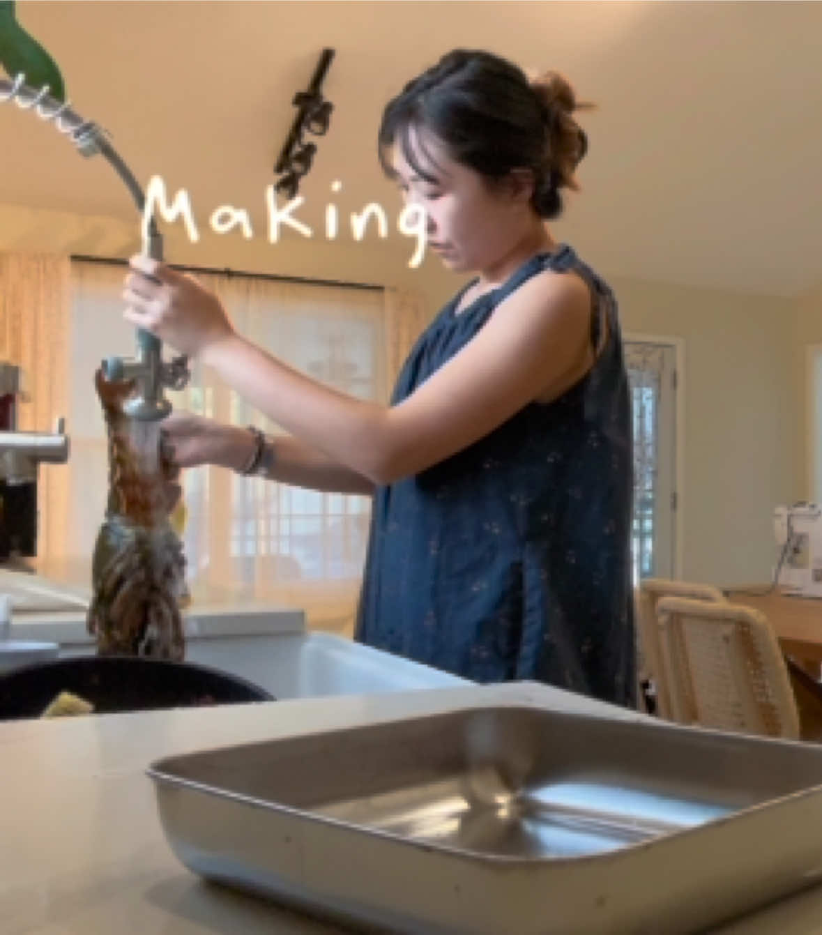 Breeder life is a lot more than cuddling fluffy kittens. 🐱 Cleaning, daily care, nutrition, and yes… a lot of poop. 😂 Today’s little extra: fresh, additive-free treats to add more variety to their diet and make mealtime more enjoyable. #BritishShorthair #CatteryLife #KittenCare #CatNutrition #KittenTok