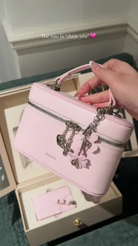 Túi cốp màu hồng chỉ mở bán giới hạn cho box quà 20/10 này✨ Dành cho cô gái may mắn nào đâyy #HAPAS #QUATANG2010 #QUATANGHAPAS #HAPASsuperbrandday #TuixachHAPAS 