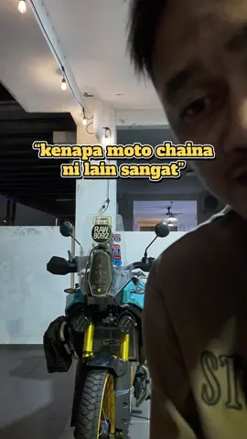2 benda yang aku buat pada moto China ni untuk bagi nampak lebih garang 🔥 Pertama, aku tukar headlamp standard kepada headlamp Rally Edition — terus nampak lebih adventure dan rally style. Kedua, warna aku dah cat semula dengan biru Bohjan, lepas tu buat design inspired daripada Ténéré Rally 2025 💙🏍️ Bukan nak jadi sama 100%, tapi cukup untuk bagi identiti baru pada CFMOTO MT450 ni. Dari rupa asal, sekarang dah ada vibe rally yang lebih agresif 😎 Korang yang pakai CFMOTO, apa pendapat korang? 🔥 #CFMOTO #CFMOTOMT450 #MT450 #CFMOTORiders #CFMOTOMalaysia