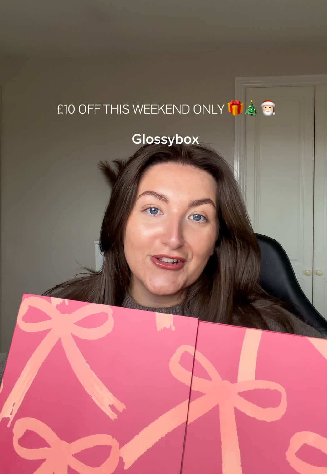 Now is the chance to save yourselves an extra £10 on the @glossyboxuk beauty advent calender this weekend🎁 #glossybox #glossyboxadventcalender 