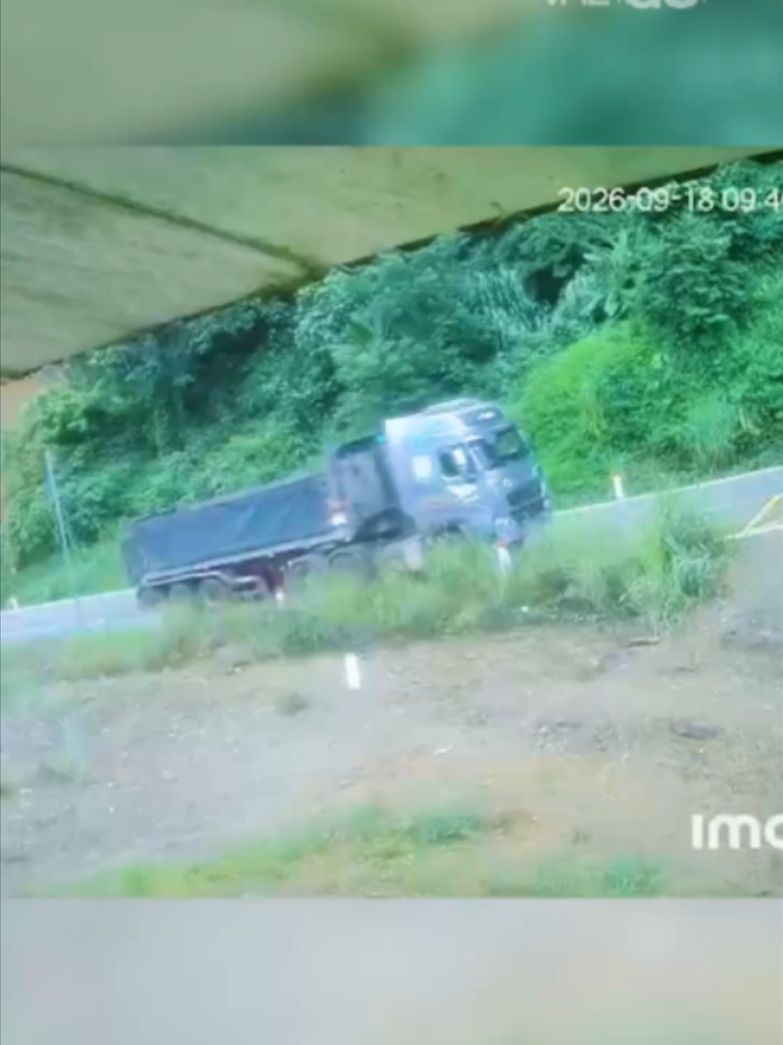 Xe container bất ngờ lao sang làn ngược chiều, tông ôtô đầu kéo khiến tài xế mắc kẹt trong cabin suốt hai giờ, lực lượng chức năng phải huy động máy xúc, máy cắt để giải cứu. #vnexpress #vne #vnego #tainangiaothong