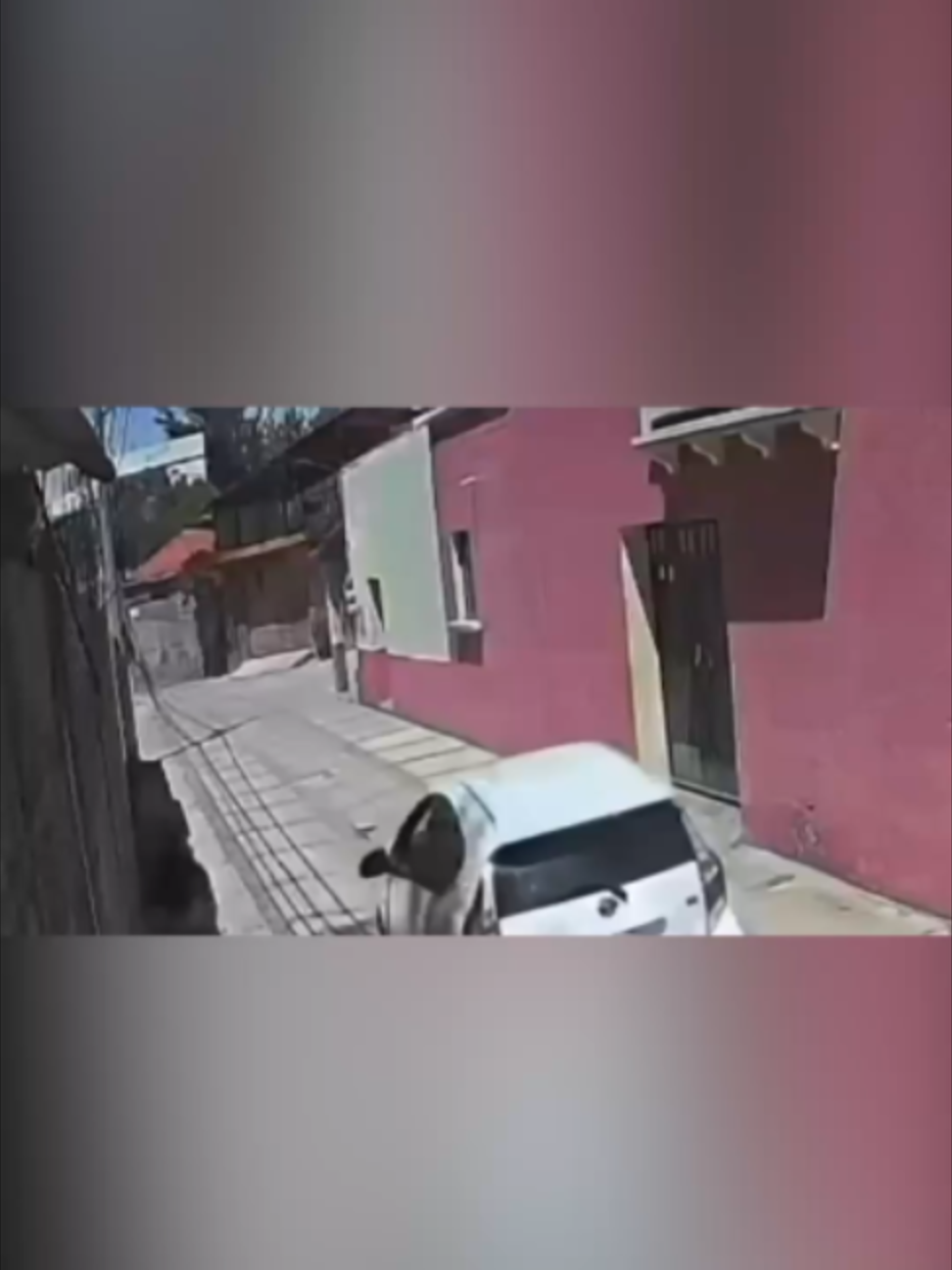 Un hombre fue captado mientras acosaba a una menor en calles de Los Reyes Acozac, en Tecámac. El sujeto habría seguido a la niña en su vehículo, descendido y realizado tocamientos antes de huir. La menor logró escapar y refugiarse en una vivienda. Autoridades y vecinos buscan identificarlo. #Latinus #InformaciónParaTi