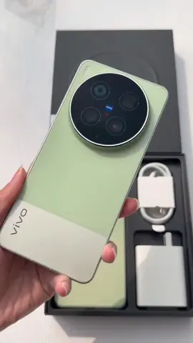 🔥 VIVO X300 ULTRA – QUÁI VẬT CAMERA ZEISS 📸 ⚡ Snapdragon 8 Elite Gen 5 🔋 6.600mAh | sạc nhanh 100W | không dây 40W 📸 200MP Sony LYTIA 901 + 50MP Ultra Wide + 200MP Telephoto 🔭 Tele 85mm | hỗ trợ ZEISS Telephoto Extender lên đến 400mm 🎥 Quay 4K 120fps, 10-bit Log & Dolby Vision ✨ ZEISS Master Lenses Collection Một trong những flagship tập trung mạnh vào nhiếp ảnh và quay video chuyên nghiệp trong năm 2026. #VivoX300Ultra #Vivo #ZEISS #Snapdragon8EliteGen5 #200MP