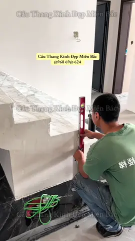Cầu Thang Kính Nhôm Cover  với nhược ưu điểm : Lắp đặt nhanh hơn U thép hàn , tiện cho công trình tiến độ  - Nhẹ hơn U thép hàn  - Cấu tạo 100% hợp kim nhôm 6063 T6 siêu cứng cáp , chống rỉ sét tốt hơn U thép hàn nhiều  - Màu sắc sơn tĩnh điện cao cấp , bền màu hơn U sắt thép sơn xịt tại công trình #cauthangdep #cauthangthongminh #cauthangkinhamsan #cauthangkinhcuongluc #cauthangsatnghethuat 