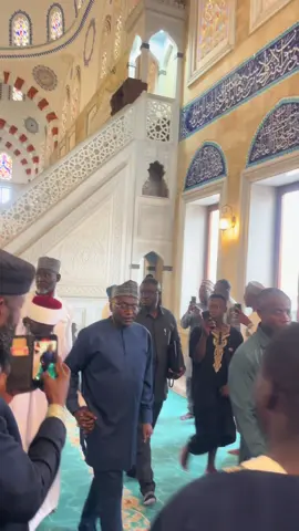solemn moment of prayer and remembrance. 🇬🇭🤲🏾 The National Chief Imam of Ghana and Vice President Dr. Mahamudu Bawumia joined Muslims at the National Mosque for prayers, and together they offered prayers for the late King of dagomba “Emir Alhaji Abdul Kadir tahir”, following his passing today. May Allah grant the late King Jannatul Firdaus and give strength to the people of Dagbon and his family. 🤲🏾🕊️