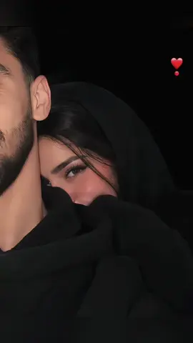 كيف تسوين صورة رومانسية للزوجين بهذا الشكل الواقعي جدًا؟ 🤍 كل اللي تحتاجينه صورة واحدة، ومع البرومبت المناسب تقدرين تطلعين بورتريه عمودي للزوجين بإضاءة ناعمة وألوان محايدة وخلفية بسيطة. الرجل بقميص وردي فاتح، والمرأة تظهر من خلف كتفه في لقطة قريبة ورومانسية، والنتيجة كأنها صورة حقيقية التقطت بالكاميرا. بعدها استخدمي قالب CapCut الجاهز وحوّلي الصورة لفيديو ترند بخطوات بسيطة. **الكلمات المفتاحية:** ترند صور الأزواج، صور رومانسية، بورتريه زوجين، صور واقعية بالذكاء الاصطناعي، برومبت صور الأزواج، ترند الصور، تعديل الصور بالذكاء الاصطناعي، ترند CapCut، قالب CapCut، صور زوجين AI، ChatGPT Photo Prompt، Gemini AI Photo Prompt #capcut #capcutpioneer #capcutnow 