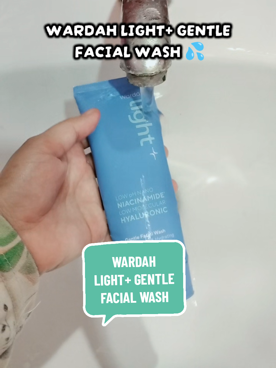 WARDAH LIGHT+ GENTLE  FACIAL WASH 💦 ✨Low pH Brightening ✨Gently cleanse ✨Brighten the skin ✨Deeply hydrate without drying the skin ✨Strengthen skin barrier @Wardahbeauty_my #WardahBeauties #wardahlightgentlefacialwash #WardahMy #musthave #glowingskin 