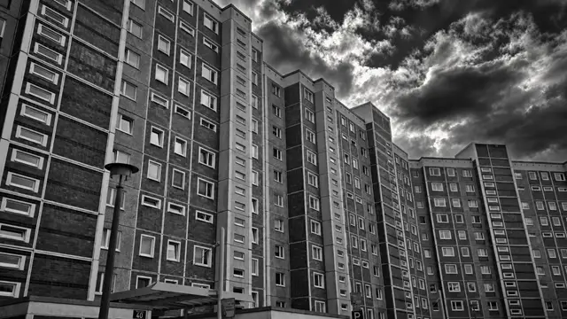 DIE BERÜHMTEN PLATTENBAUTEN VON ROSTOCK 🏢🎬 Diese markanten Wohnblöcke gehören längst zum unverwechselbaren Stadtbild Rostocks. Vielen Fernsehzuschauern dürften sie sofort bekannt vorkommen, denn sie waren bereits in zahlreichen Reality-Formaten auf RTL zu sehen. In dramatischem Schwarz-Weiß wirken die gewaltigen Fassaden, die unzähligen Fenster und die besondere Architektur noch eindrucksvoller – rau, monumental und voller Geschichten. #Rostock #Plattenbau #RTL #RealityTV #Architektur #Schwarzweiss #Fotografie #Norddeutschland #go360photo