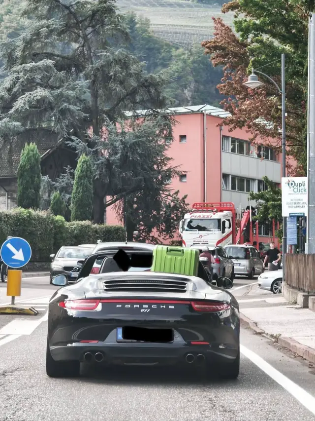 „Ich packe meinen Koffer … und nehme meinen Porsche mit.“