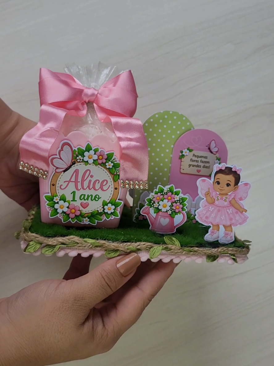 Um jardim cheio de detalhes para deixar a mesa ainda mais encantadora! 🌸 Montei esse centro de mesa usando o cachepô do @grupomirandinha e olha que graça que ficou! 🌷💕 Gostou dessa ideia? Já salva para fazer depois e me segue para não perder as próximas ideias! E se quiser o link do mini cachepô, é só pedir aqui nos comentários que eu te mando! 👇🏻💗 #festajardim #festajardimencantado #festajardimideias #centrodemesa #Myfestidea 
