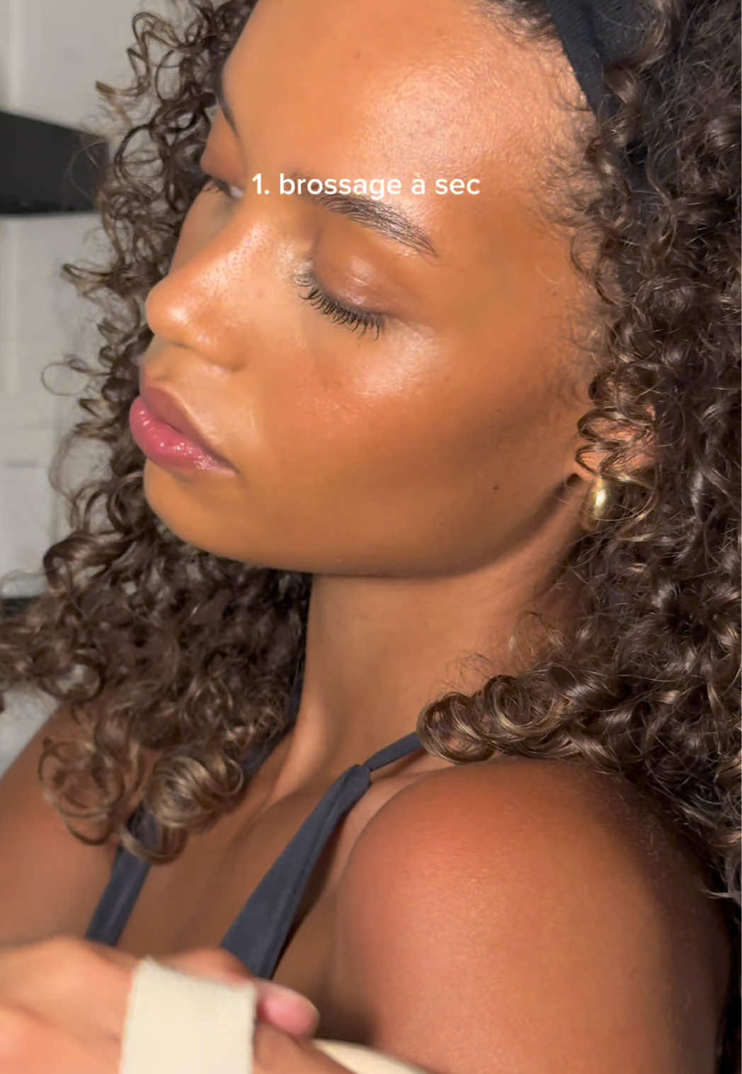 ma routine la plus facile et rapide quand tu veux une peau douce et glowy toute l’année 🫧 #bodycareroutine #glowyskin #peaudouce #bodyscrub #gommagecorps 