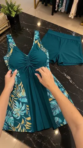 Quem disse que look de praia bonito não pode ser confortável? 🩱✨ Esse conjunto tem vestido de banho + shortinho separado, perfeito para aproveitar praia e piscina com muito mais praticidade. 🌴💙#VestidoDeBanho #ModaPraia #ModaFeminina #LookPraia #TikTokShopBrasil 