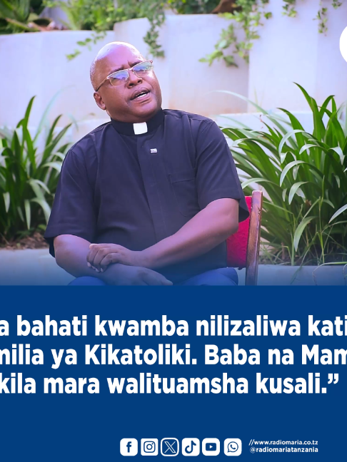 “NINA BAHATI KWAMBA NILIZALIWA KATIKA FAMILIA YA KIKATOLIKI, BABA NA MAMA KILA MARA WALITUAMSHA KUSALI.” Sehemu ya mahojiano ndani ya Kipindi cha SAFARI YA WITO na Padre Dyfrig Maliti, C.S.Sp., Mkurugenzi wa DogoDogo Centre – Bunju, Jimbo Katoliki Bagamoyo, akizungumza na Mtangazaji Erick Paschal Jnr kuhusu Safari yake ya miaka 22 tangu alipowekwa wakfu katika Daraja Takatifu la Upadre mwezi Julai 2004. • • • www.radiomaria.co.tz #RadioMariaTz #SautiYaKikristoNyumbaniMwako