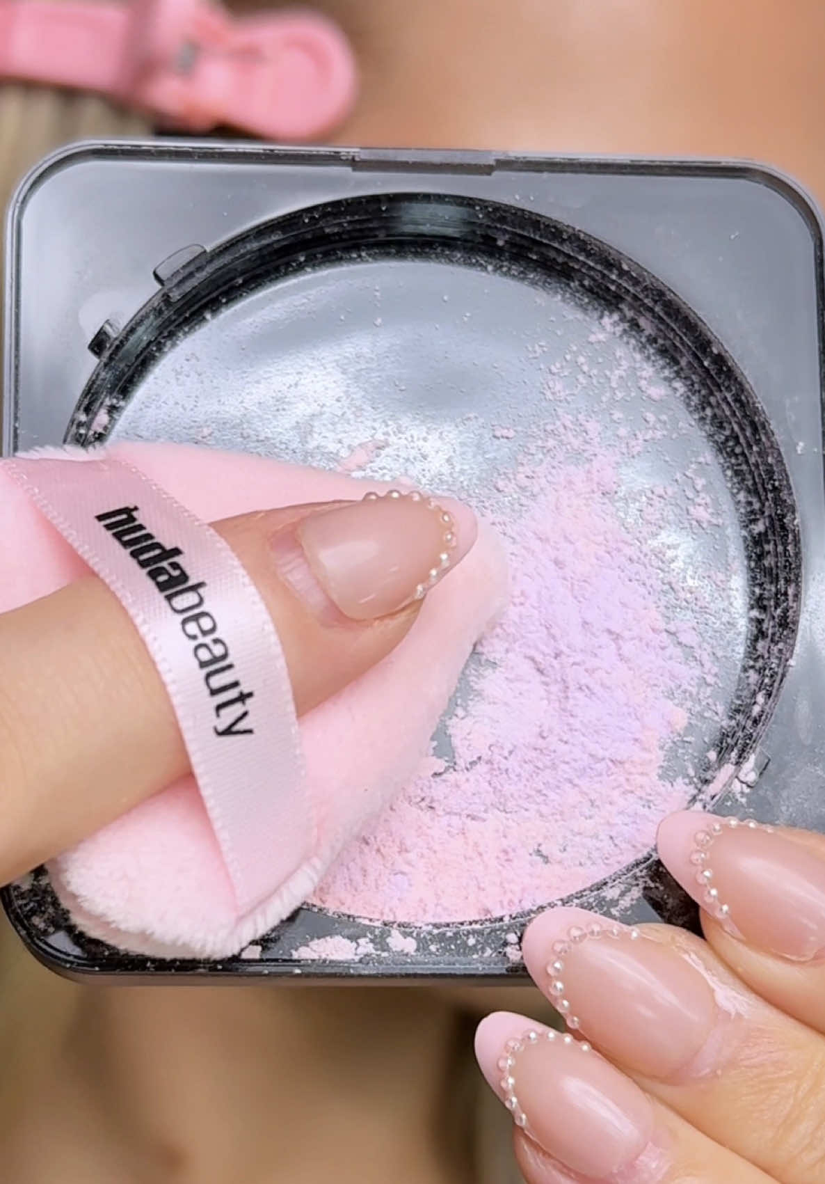 A pink and purple powder?! 🤯 This might be my new favorite huda powder 🤭 #makeup #newmakeup #huda #hudabeauty #hudabeautyeasybake 