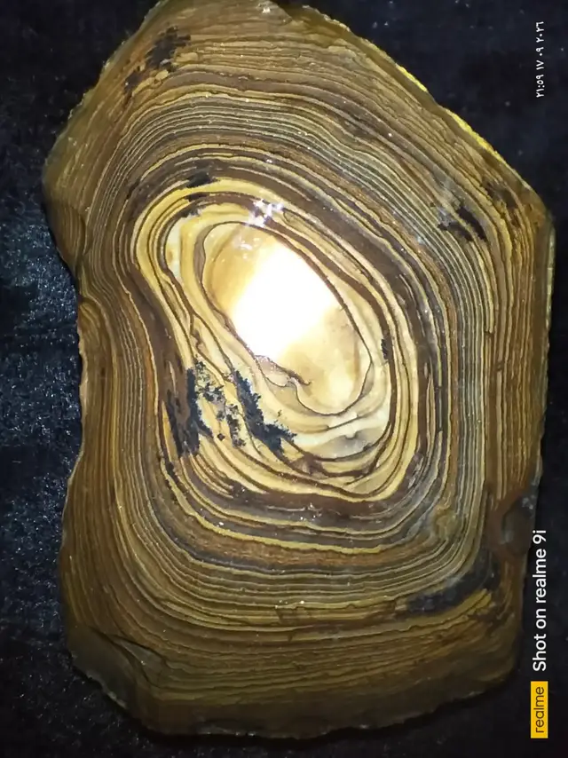 حجر من الصوان سبحان الله