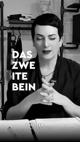 Statt sich selbst durchs Leben zu stolpern, empfehle ich, auf beiden Beinen zu stehen: Aufbau und Abwehr. Start DECODING in der App PROFILER SUZANNE #ProfilerSuzanne #viral #Decoding #Shorts