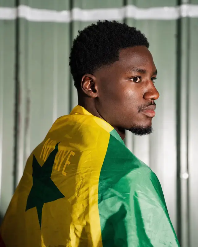 Depuis que je suis enfant, je rêve de porter ce maillot. Aujourd’hui, ce rêve prend une autre dimension : je suis convoqué pour la première fois avec l’équipe nationale du Sénégal. Je suis encore jeune, mais je connais le poids et la fierté de ce maillot. Je ne viens pas seulement représenter un joueur, une famille ou une carrière. Je viens représenter un peuple, une histoire, une nation et tous ceux qui rêvent de voir le drapeau sénégalais briller. 🇸🇳 À tous les Sénégalais, où que vous soyez dans le monde : cette convocation est aussi la vôtre. Je porterai ce maillot avec respect, avec humilité et avec tout mon cœur. ❤️ Merci à ma famille, à mes entraîneurs, à mes coéquipiers et à toutes les personnes qui ont cru en moi avant que ce rêve ne devienne réalité. Alhamdulillah. Le rêve commence maintenant. 🇸🇳🦁