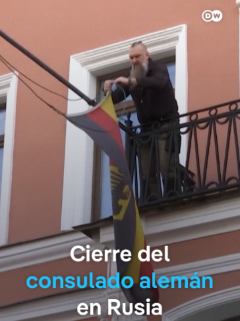 Retiran la bandera alemana del consulado de San Petersburgo tras la orden de cierre del Kremlin El Ministerio ruso de Exteriores de Rusia anunció el cierre del consulado general de Alemania en San Petersburgo y reiteró que la misma medida rige para las filiales del Instituto Goethe. Moscú atribuye las medidas a acciones 