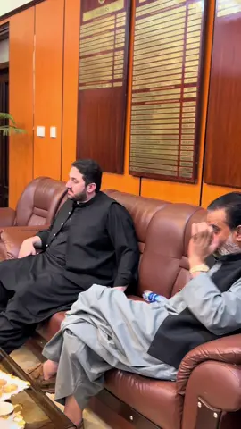 کوئٹہ: ایم پی اے شیخ زرک خان مندوخیل نے صوبائی وزیر حاجی علی مدد جتک کے ہمراہ نومنتخب ایڈمنسٹریٹر کوئٹہ ریٹائرڈ میجر بشیر احمد بڑیچ سے ملاقات کی اور انہیں عہدے کا چارج سنبھالنے پر مبارکباد پیش کی۔ اس موقع پر ڈی سی کوئٹہ کیپٹن (ر) مہراللہ بادینی بھی موجود تھے۔ ملاقات کے دوران حلقہ PB-42 کوئٹہ اور حلقہ PB-45 میں صفائی ستھرائی سے متعلق مسائل سے آگاہ کیا گیا، جس پر ایڈمنسٹریٹر کوئٹہ ریٹائرڈ میجر بشیر احمد بڑیچ نے مسائل کے جلد حل کی یقین دہانی کرائی۔ اس موقع پر شیخ یاسر مندوخیل، صلاح الدین کیزئی، کاکا شریف کرد، وسیم یوسفزئی، یوسف بنگلزئی اور منان شوانی بھی موجود تھے۔
