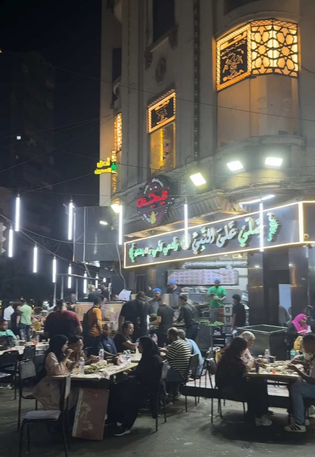 عندما تتوقف وتيرة الحياة فجأة، أو تصبح الأمور غير مرتبة، أجد نفسي مضطرًا لقضاء بعض الوقت مع نفسي. المرحلة التي أمر بها الآن جعلتني أشعر أحيانًا بالعجز، وهناك الكثير من اللحظات التي لا أعرف كيف أتعامل معها. أنا الذي كنت في السابق أكثر جرأة وثقة، أصبحت الآن أكثر ترددًا وانسحابًا. أعرف أن هذا ليس ما أريده، لكن هذا ما يحدث أمامي الآن. لذلك سأهدأ قليلًا، أراجع نفسي، وأفكر في الخطوة القادمة.