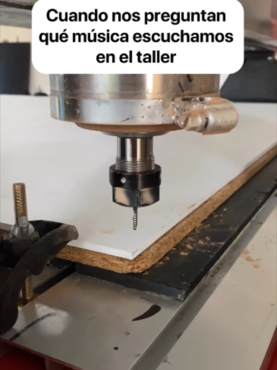 😂 Cuando nos preguntan qué música escuchamos en el taller… 🎶 El router CNC de fondo todo el día. 🤣 Y sí… después de tantas horas, ya hasta le conocemos el ritmo. 😅 #NeonFlex #Humor #Taller #RouterCNC #Fabricacion #Carteleria #Emprendedores #DiaADia