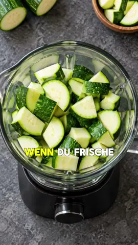 🥒 Aus Zucchini entstehen gleich zwei einfache Rezepte – Brot & Muffins! 😍 🍞 Zucchinibrot Zutaten: 🥒 Zucchini 🥚 2 Eier 🥣 Skyr 🌾 fein gemahlene Haferflocken ✨ Backpulver 🧂 Salz 🌱 Sesam für das Topping Zucchini fein mixen. Eier, Skyr, Haferflocken, Backpulver und Salz dazugeben und alles cremig mixen. In eine kleine Kastenform füllen, Sesam darübergeben und backen, bis das Brot schön goldbraun ist. Kurz abkühlen lassen und in Scheiben schneiden. 🧁 Zucchini-Muffins Für die Muffins denselben Grundteig vorbereiten, in der Muffinform verteilen und goldbraun backen. Das Ergebnis: weich, saftig und super einfach gemacht. 🥒💚 💬 Schreib „REZEPTE“ in die Kommentare und hol dir die Rezeptkarte. 📌 Speichere das Video, damit du beide Rezepte später ausprobieren kannst.