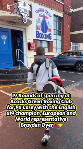 Pa Casey headed to Birmingham for some serious preparation ahead of the European Championships in Turkey 🇹🇷🥊 19 rounds. 3 sessions. One of England’s top U19 50kg talents, Brayden Dyer 🇬🇧 Brayden is England’s U19 #1 at 50kg and a European & World representative, exactly the kind of high-level work needed before stepping onto the European stage. Valuable rounds, valuable experience, and plenty learned 💪🔥 #Boxing #IrishBoxing #EuropeanChampionships #BoxingTraining     