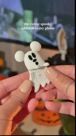 obsessed with my new lil buddy! thank you @SuperFanByBaubleBar @BaubleBar ✨ 🔗 in bio if you want to twin with me! #disney #baublebar #disneyhalloween #mickeymouse #mickeyghost @Disney Style 