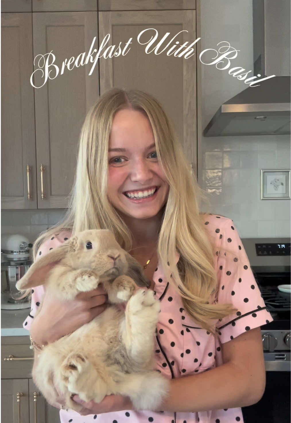 Our first FIVE CARROT DAY!!! Stay tuned for Basil’s next rating 🤪🥕 #bunny #petbunny #bunnymunchies #bunnyasmr #hollandlop 