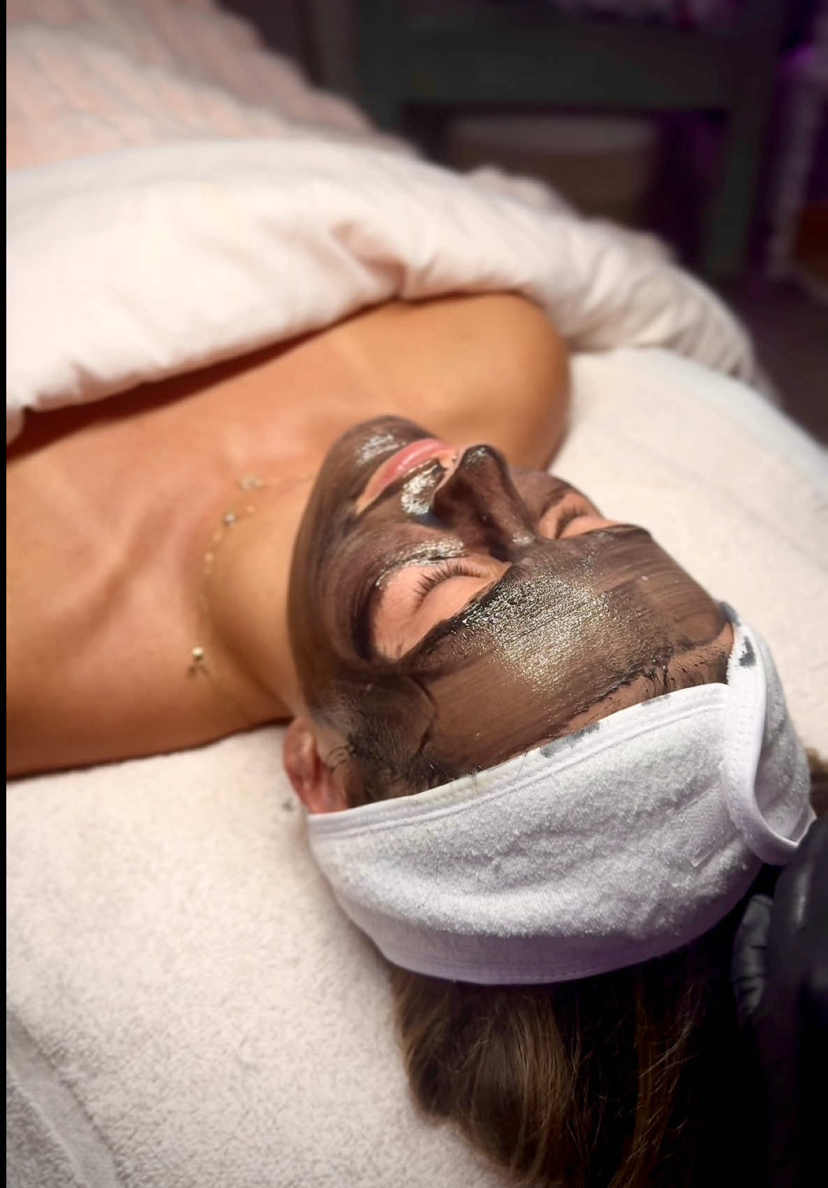 dreaming of this mask 🛏️🖤💭 @Circadia  𝗖𝗵𝗮𝗿𝗰𝗼𝗮𝗹 𝗠𝗶𝗹𝗸 𝗖𝗹𝗮𝗿𝗶𝗳𝘆𝗶𝗻𝗴 𝗠𝗮𝘀𝗸 ⚫️ This detoxifying and exfoliating mask uses a powerful blend of bamboo charcoal, lactobionic acid, lactic acid, and kaolin clay to relieve acne congestion and prevent future breakouts, while the olive squalene works to heal the skin. 💫 Often used in the 𝗖𝗹𝗮𝗿𝗶𝗳𝘆 𝗠𝗲 𝗙𝗮𝗰𝗶𝗮𝗹  ✧ great for acne prone skin / oily, congested skin / dehydration  📍 Costa Mesa, CA | Sola Salons #acne #skincare #esthetician #facial #acnetreatment 