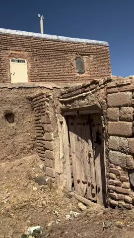 گاهی دلم برای «قدیما» تنگ می‌شود… برای خانه‌های قدیمی با دیوارهای ساده و حیاط‌هایی که بوی خاکِ باران‌خورده می‌دادند… برای پنجره‌هایی که عصرها رو به کوچه باز می‌شدند و صدای خنده و بازی بچه‌ها از هر طرف به گوش می‌رسید. ❤️ دلم برای روزهایی تنگ شده که خوشبختی، خیلی ساده بود؛ یک دورهمی خانوادگی، یک چای کنار عزیزان، صدای خنده از ته دل و دلی که هنوز بلد بود از کوچک‌ترین چیزها شاد شود… چه زود گذشت جوانی… انگار همین دیروز بود که با هزار آرزو و شوق، از کوچه‌های کودکی‌مان رد می‌شدیم؛ بی‌خبر از اینکه یک روز، همان کوچه‌ها و خانه‌ها و آدم‌ها می‌شوند گران‌ترین داراییِ خاطراتمان… امروز شاید خیلی چیزها عوض شده باشد، خانه‌ها بزرگ‌تر، زندگی مدرن‌تر و دنیا شلوغ‌تر شده باشد… اما هیچ‌چیز نتوانست جای آن روزهای ساده و آن آدم‌های صمیمی را بگیرد. بعضی خاطره‌ها پیر نمی‌شوند… فقط هرچه ما بزرگ‌تر می‌شویم، دلمان بیشتر برایشان تنگ می‌شود. 🥹❤️ کاش می‌شد فقط برای چند دقیقه برگردیم به همان خانه‌های قدیمی، به همان کوچه‌ها، به همان جوانی… نه برای تغییر دادن چیزی؛ فقط برای اینکه دوباره همان حسِ نابِ «خوشبختیِ بی‌خبر» را تجربه کنیم… 🌿✨ #خاطرات_قدیمی #قدیما #خانه_قدیمی #نوستالژی #خاطرات_جوانی  