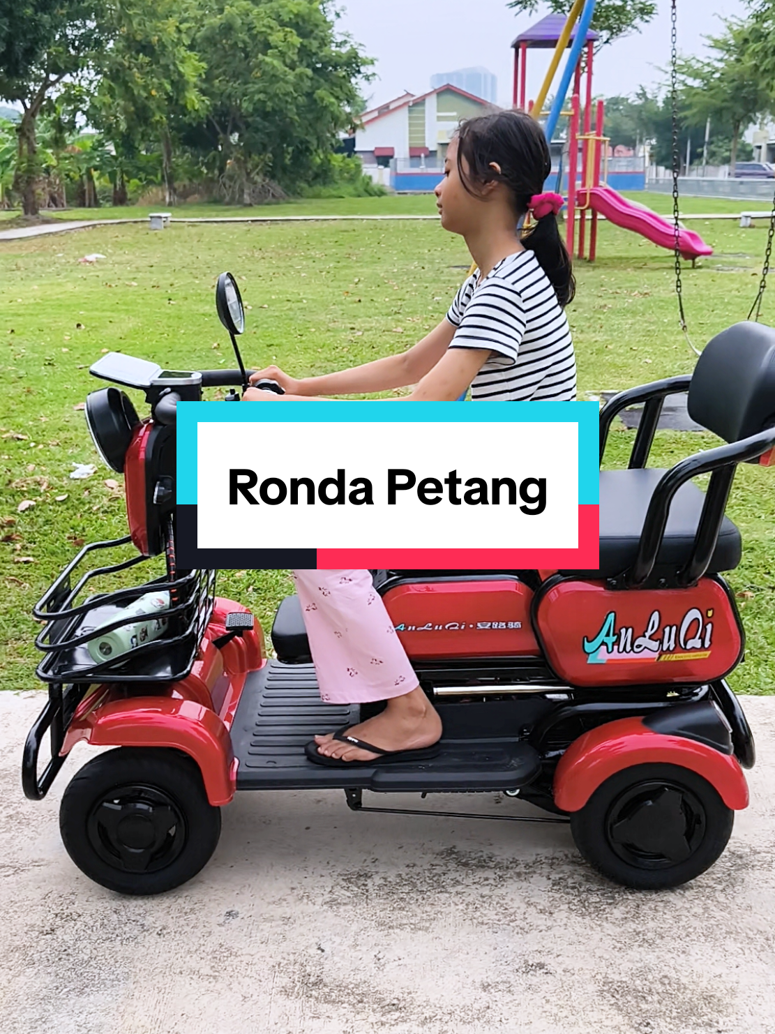 Mommy ni jenis takut bawa kenderaan tak kira kereta,motor  atau basikal. Geng mak2 area taman mommy sini masing2 ke hulu ke hilir bawa ebike hantar anak sekolah.Mengelupur la kita nak kereta mainan gini tapi kena 4 Roda baru berani skit🤣🤣🤣 Sampai je kereta mommy terus buat roadshow keliling sampai taman hujung😆 gurau je ullos #ebike #fyp 