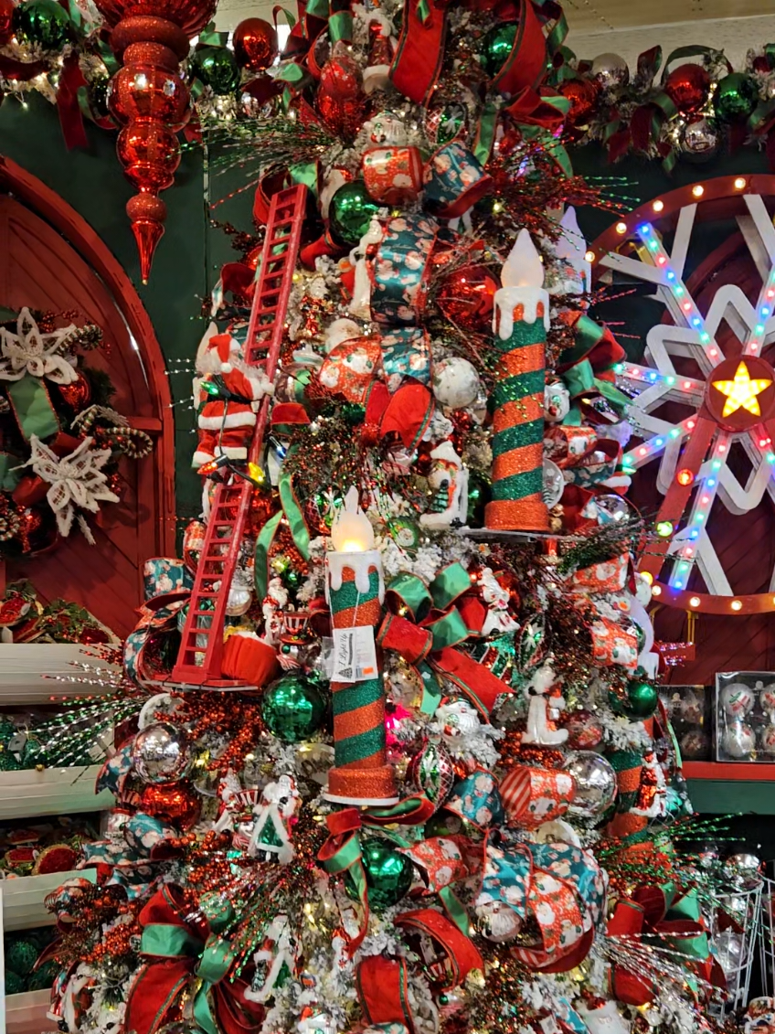 Red and Green Classic Christmas Tree Decor 🎄  #decoration #austin #viral #homedecor 