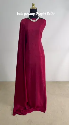 Yang ni memang jenis kain yang sekali tengok terus nampak mahal. ✨ Jatuhan kain cantik, permukaan nampak mewah dan sesuai sangat kalau nak buat baju yang nampak elegan. Warna pun mudah nak digayakan untuk majlis, kenduri atau event special. #KainPasang #KainPasangCantik #KainPasangMalaysia #UragiriSatin #Jacquard