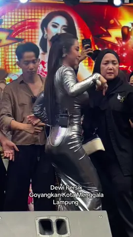 Menyala Menggala Tulang Bawang Bergetar oleh Mami DEPE👏🏻 keren 🙌 #mamidepe @Dewipersik @Dewi Persik @dewipersikofficiallberb0 
