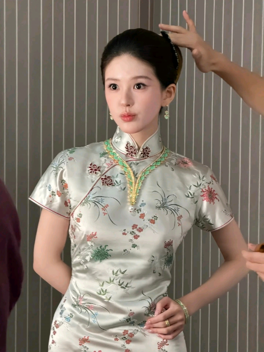 [ 20/09/2026 ] Cái đuôi nhỏ update  Tạp chí 上城士 ( Thượng Thành Sĩ )  ZHAOLUSI X SHANG CHENG SHI  Sản xuất: Luân Tư Bác  Nhiếp ảnh gia: Tăng Vô Ý tưởng & Điều phối: Tô Kỳ Trang điểm: Hâm Miểu Làm tóc: Chu Học Minh Thương hiệu đẩy bìa: Chow Tai Fook Jewellery 周大福珠寶  #ZhaoLusi #TriệuLộTư #赵露思 #조로사 #จ้าวลู่ซือ 