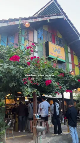 nature really knows how to make an ordinary view feel special. 🌸✨ caught this bougainvillea blooming beautifully, and had to stop for a moment. @Nogo Keling 🐉  - #fyp #infomalang #placetogo #malang #kopi24jam 