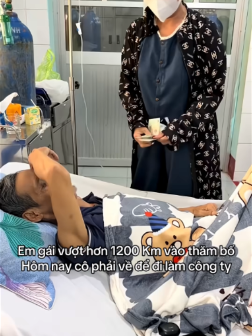 Con gái vượt 1.200km thăm cha, câu nói của cha khiến ai cũng nghẹn lòng