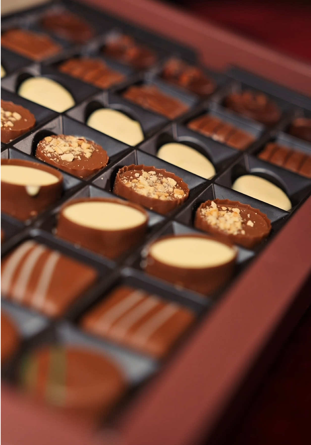 Um convite para descobrir novos sabores. ✨ A Caixa Dreams Gourmet reúne bombons sortidos em uma composição refinada e sofisticada, perfeita para presentear quem aprecia chocolate e bons momentos. Um presente pensado nos detalhes, para surpreender quem você gosta. 🤎 #CacauShow #Dreams #DreamsGourmet #Chocolate #Bombons