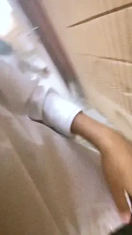 #: يعد برج المملكة واحدًا من أبرز المعالم المعمارية في الرياض، ورمزا حديثا يعكس تطور المملكة العربية السعودية ونهضتها العمرانية. منذ افتتاحه، أصبح البرج وجهة رئيسية للسكان والزوار، ليس فقط لارتفاعه المميز، بل أيضًا لما يقدمه من مرافق متنوعة وتجربة فريدة. تم افتتاح برج المملكة عام 2002، وهو مشروع تابع لشركة شركة المملكة القابضة التي يملكها الأمير الوليد بن طلال. يبلغ ارتفاع البرج حوالي 302 متر، ويتكون من 99 طابقا، ما جعله لفترة طويلة أحد أطول المباني في قدد الشرق الأوسط، تضميمه الفريد الذي يشتبه فتحة القوسة فلي عط أعلاه يميزه عن بقية ناطحات السلحاب، وقد صمم ليكون تحفة معمارية تجمع بين الحداثة والهوية المحلية. يضم البرج مجموعة واسعة من المرافق، منها مكاتب إدارية، وشقق سكنية فاخرة بالإضافة إلى فندق فورسيزونز الرياض الذي يعد من أفخم الفنادق في المدينة. كما يحتوي على مركز تسوق ضخم يعرف باسم مملكة مول، ويضم العديد من العلامات التجارية العالمية والمطاعم الراقية من أبرز معالم....#pyfyf#uoyrof#