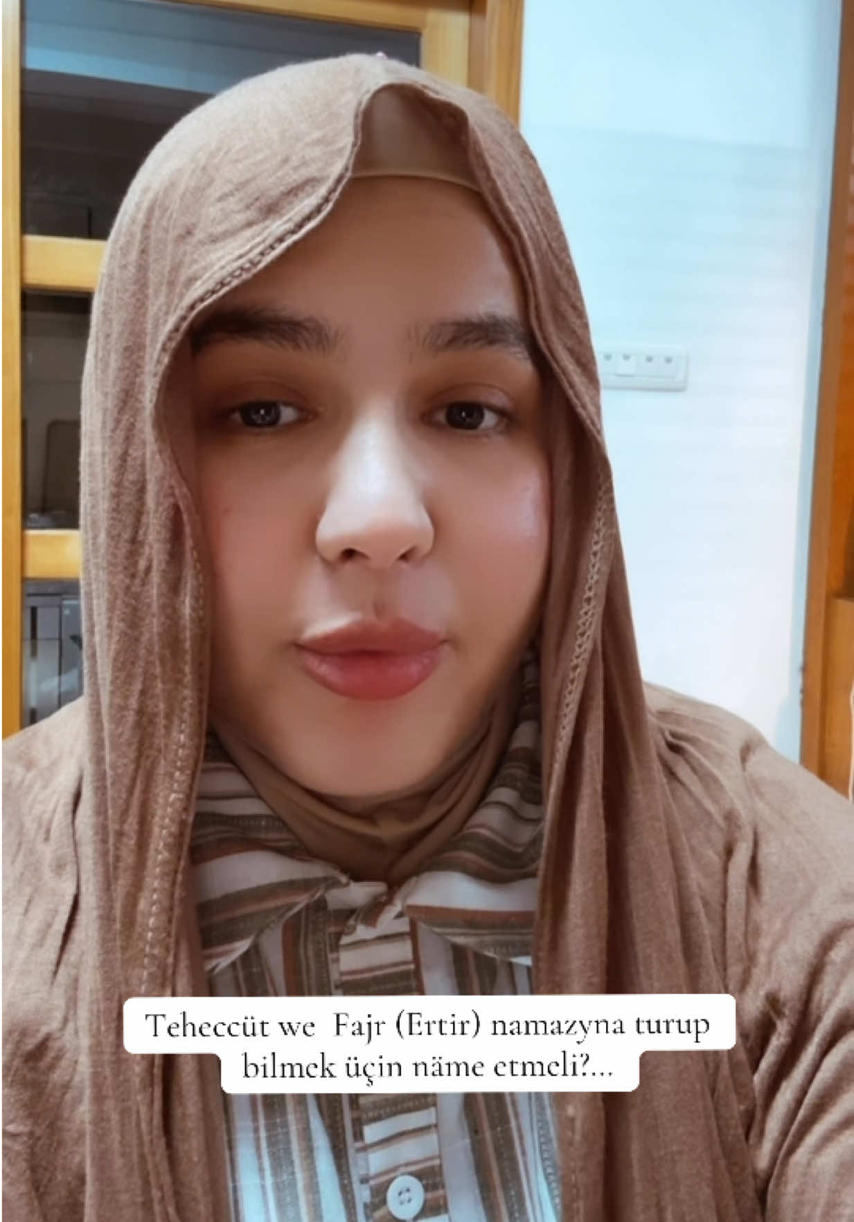 Teheccüt we Fajr namazlaryna oýanmak isleýänler üçin: ✅ 1-2 stakan suwa 7  Kewser süresini okap, içmeli. ✅ Budilnik gurup  ony uzakda goýuň. ✅ Şeýle hem, täretli ýatmaga endik ediniñ. Bu videomdan soñ Teheccüt we Fajr namazyna oýananlar teswirde hökman ýazyň ☺️