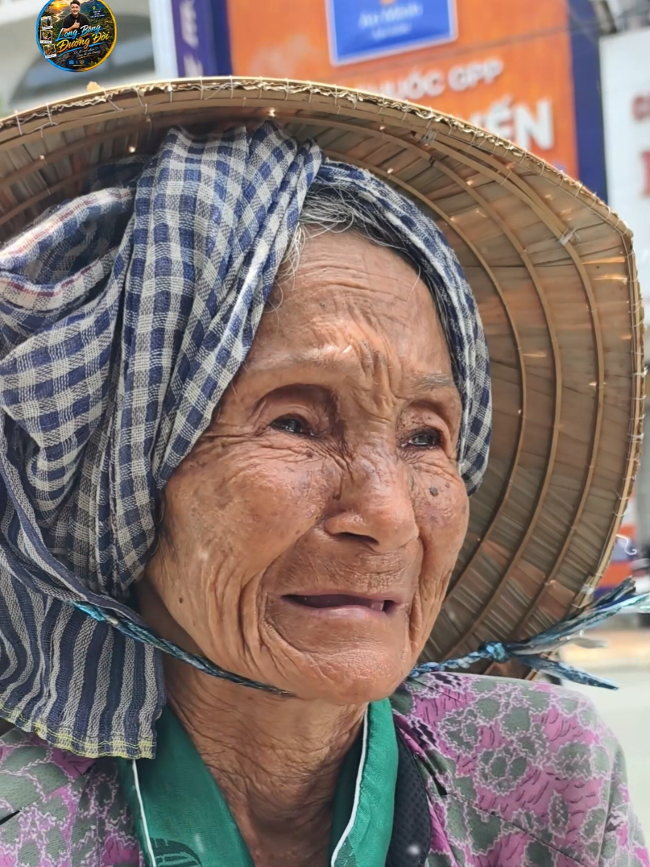Bà Cụ Lụm Ve Chai Nuôi Cháu Ngoại #cuocsongmuusinh #thiennguyen #trietlinhansinh #lantoayeuthuong #hoancanhkhokhan 